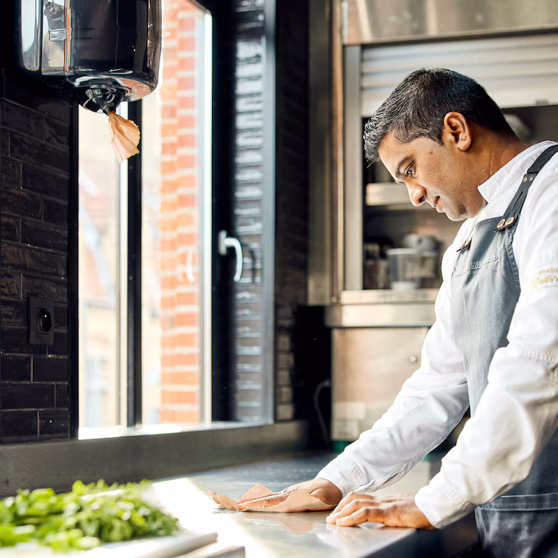 473481 Tork Reflex starke Papierwischtücher mit recycelten Fasern