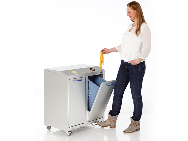 Frau wirft Bioabfall in rollbare Mülltrennstation aus Metall mit Klappbehälter – hygienisches Abfalltrennsystem